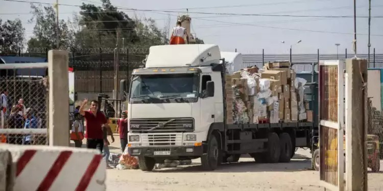 A truck carrying humanitarian aid enters the Gaza Strip through the Rafah crossing. Image: Getty Images.
